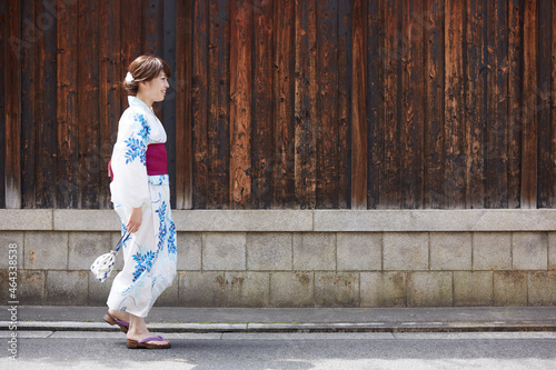 道を歩く浴衣の女性 photo