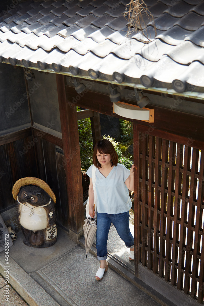 出かける女性