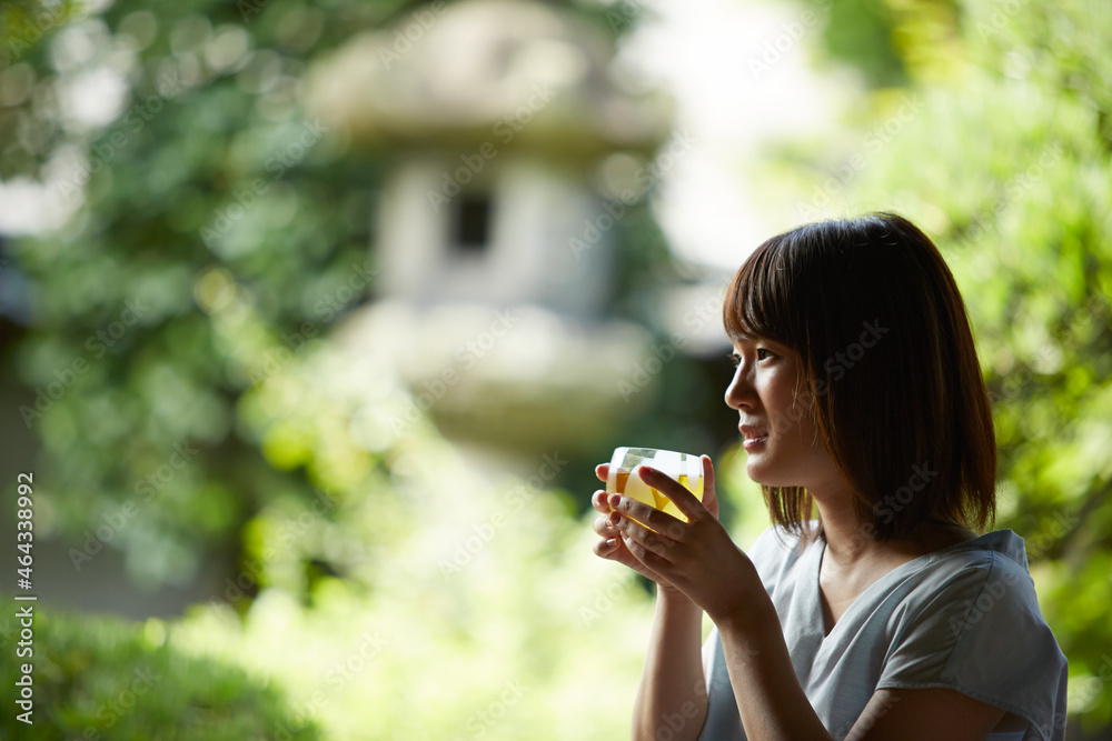 縁側に座る若い女性