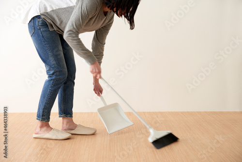 床掃除をする女性 photo