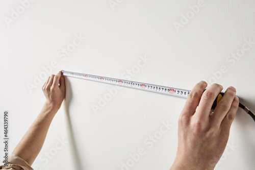 スケールで長さを測る男性の手 photo