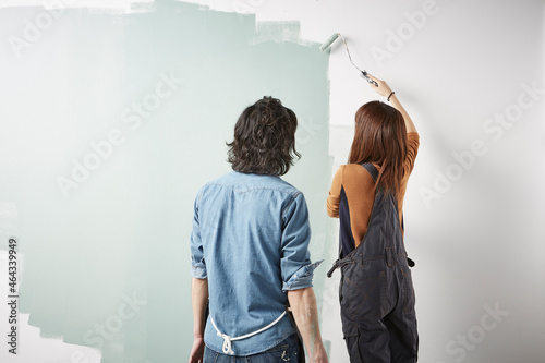 壁を塗る男性と女性 photo