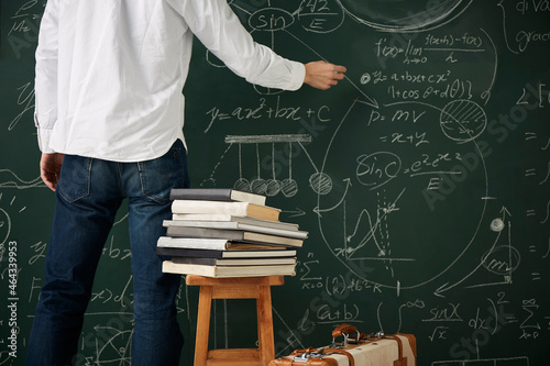 壁一面の黒板に数式を書き詰める