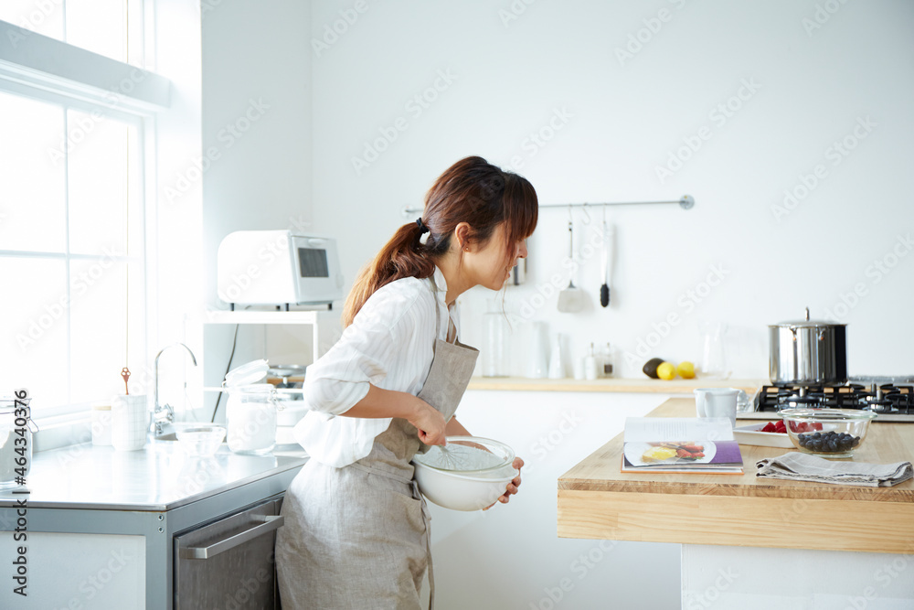 キッチンで作業する女性