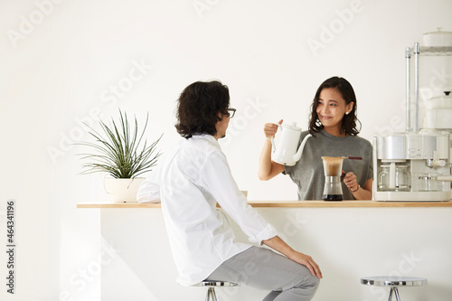 ダイニングキッチンでくつろぐ男女