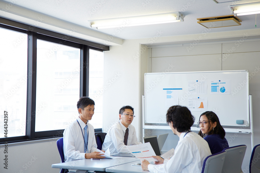 対面に座り話し合っている社員の様子 対面に座り話し合っている社員の様子