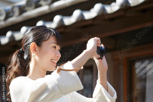 写真を撮ろうとする笑顔の女性 photo