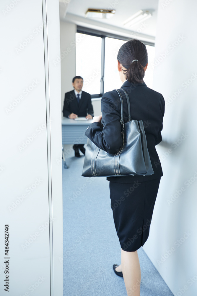 面接会場に入ろうとしている女性 面接会場に入ろうとしている女性