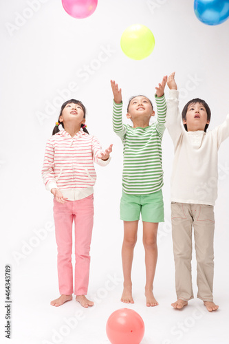 カラフルなボールで遊ぶ子供男女3人 photo