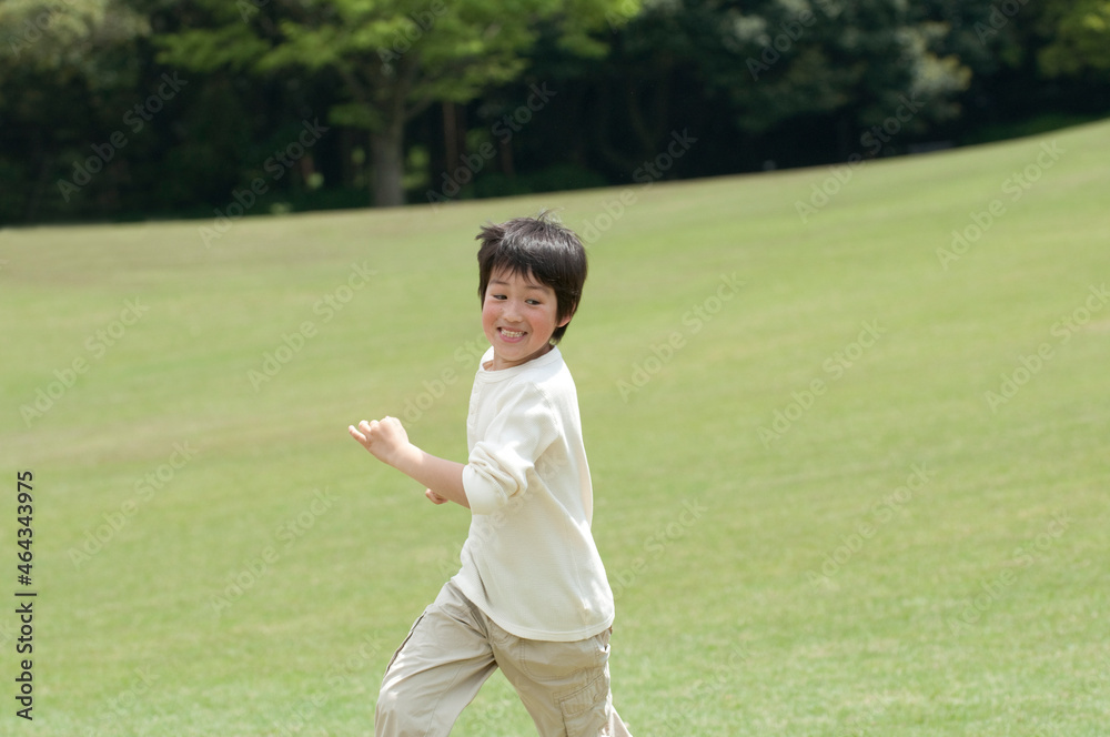 公園で走り回る男の子 公園で走り回る男の子
