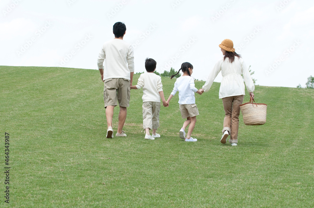 公園で手を繋ぐ4人家族後姿 公園で手を繋ぐ4人家族後姿