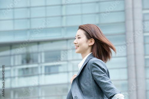 スーツを着てオフィス街を歩く20代OL photo