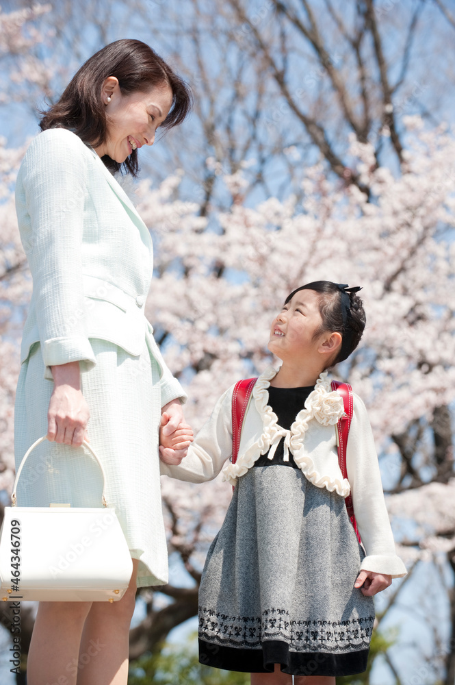 桜と新入学のランドセルの女の子と母親 桜と新入学のランドセルの女の子と母親