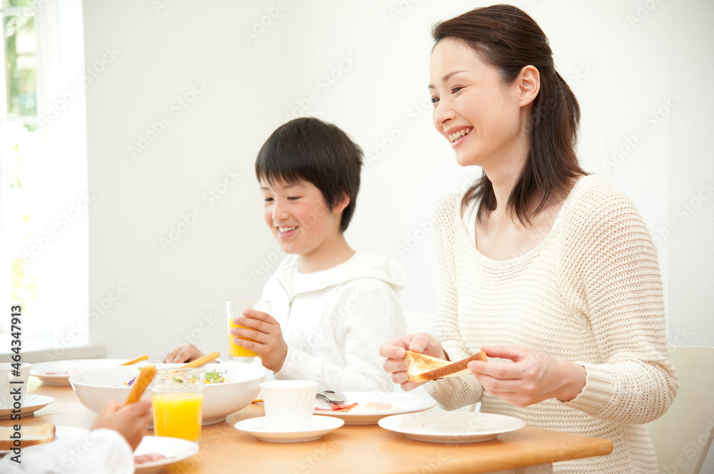パンの朝食を食べる四人家族 パンの朝食を食べる四人家族