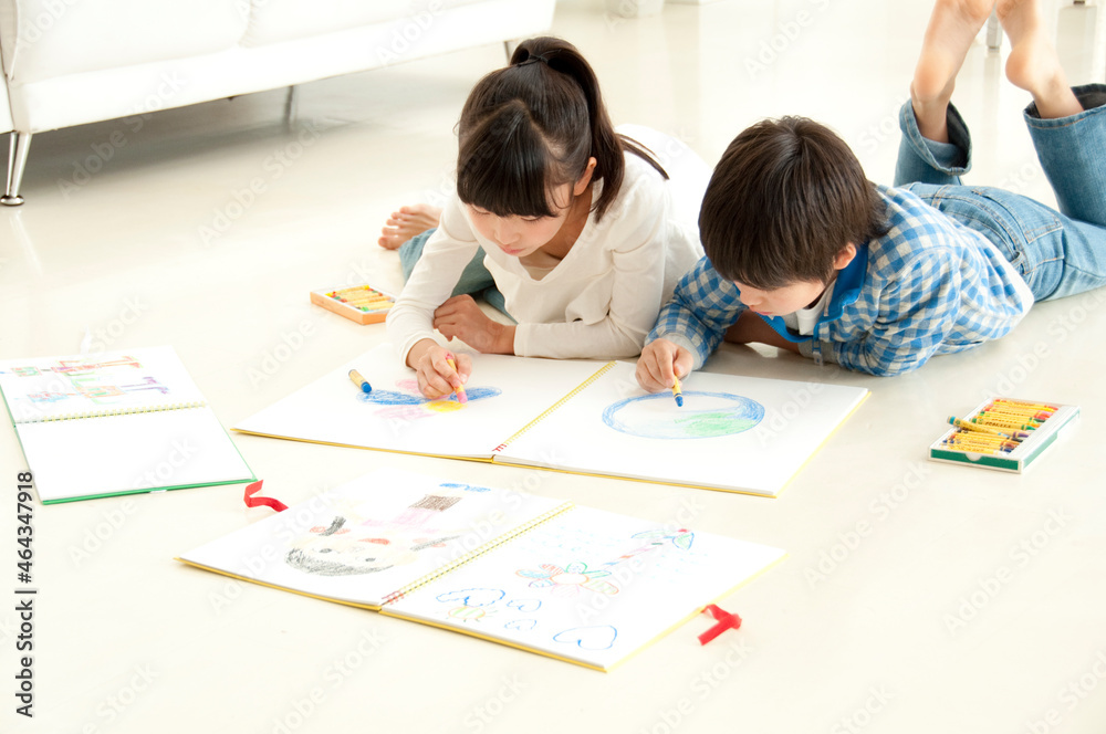 お絵描きする子供男女 お絵描きする子供男女