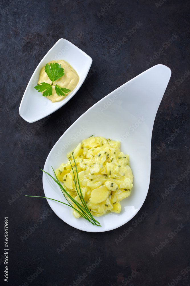 Traditioneller deutscher Kartoffelsalat mit Zwiebel, Schnittlauch und ...