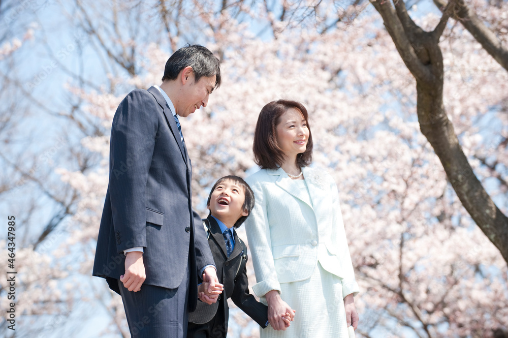 桜と新入学のランドセルの男の子と両親 桜と新入学のランドセルの男の子と両親