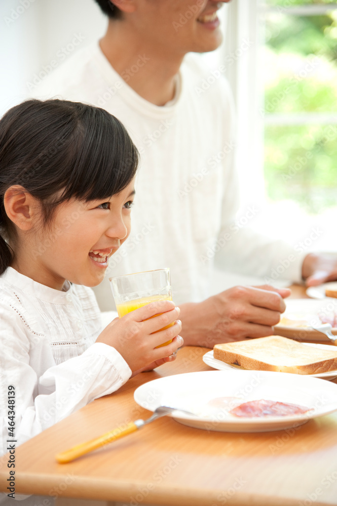パンの朝食を食べる父と娘 パンの朝食を食べる父と娘