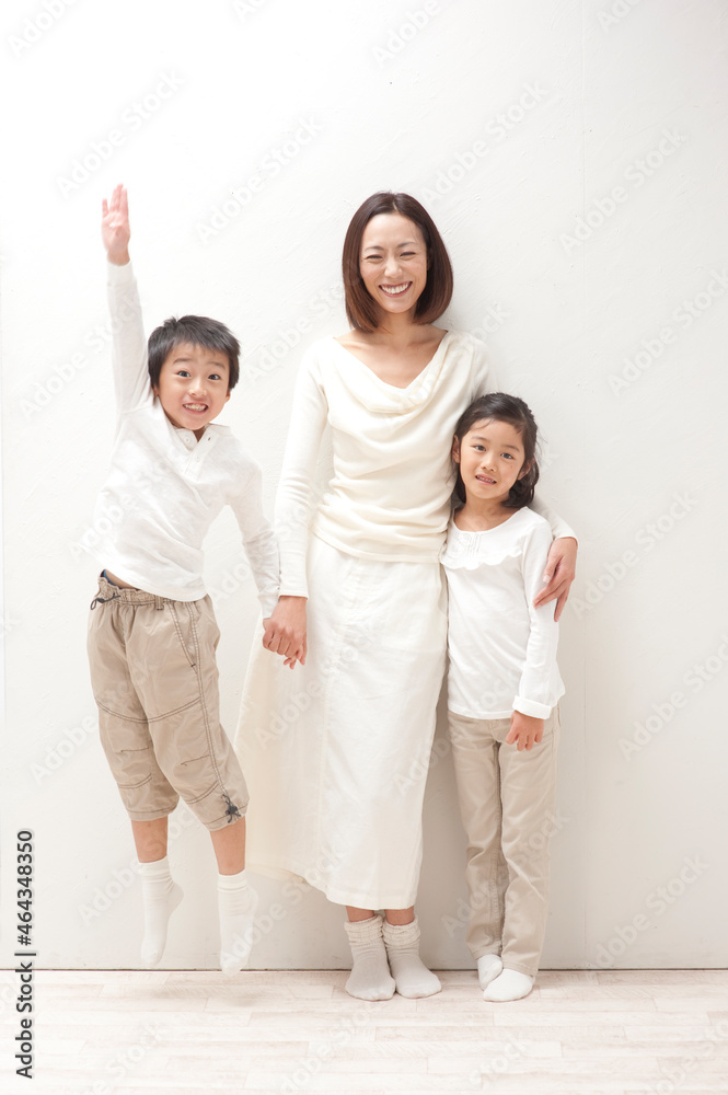 母と女の子とジャンプする男の子