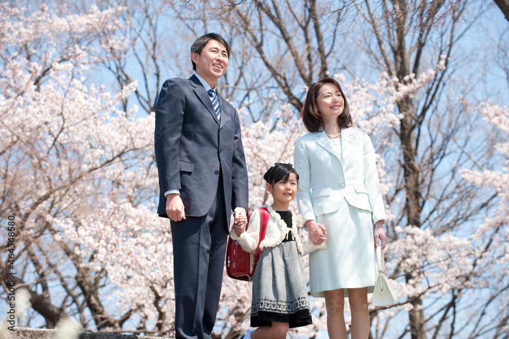 桜と新入学のランドセルの女の子と両親 桜と新入学のランドセルの女の子と両親