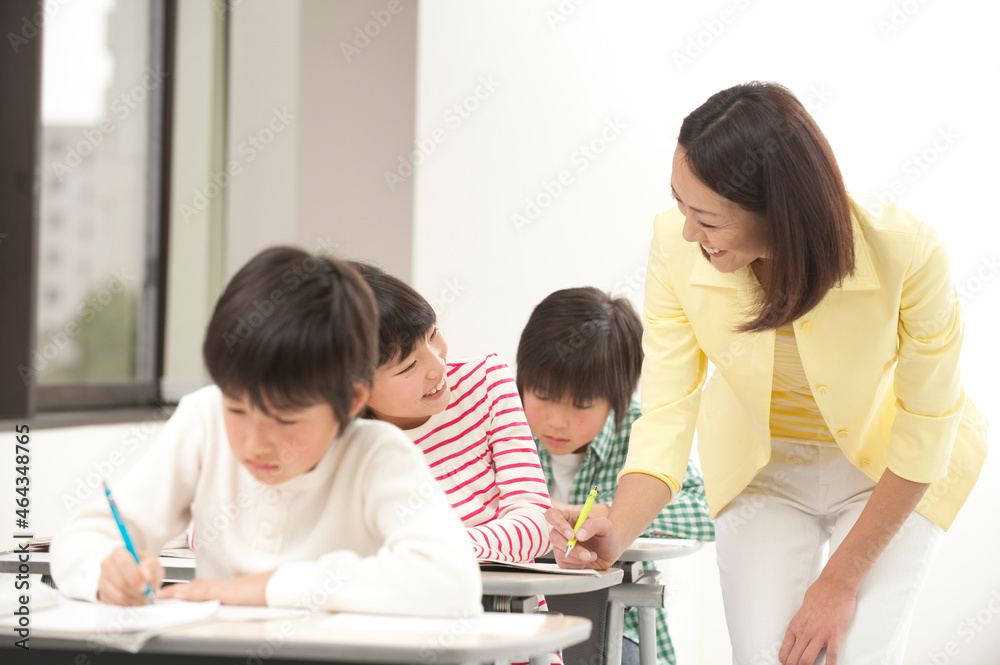 授業中の小学生と女性教師 授業中の小学生と女性教師