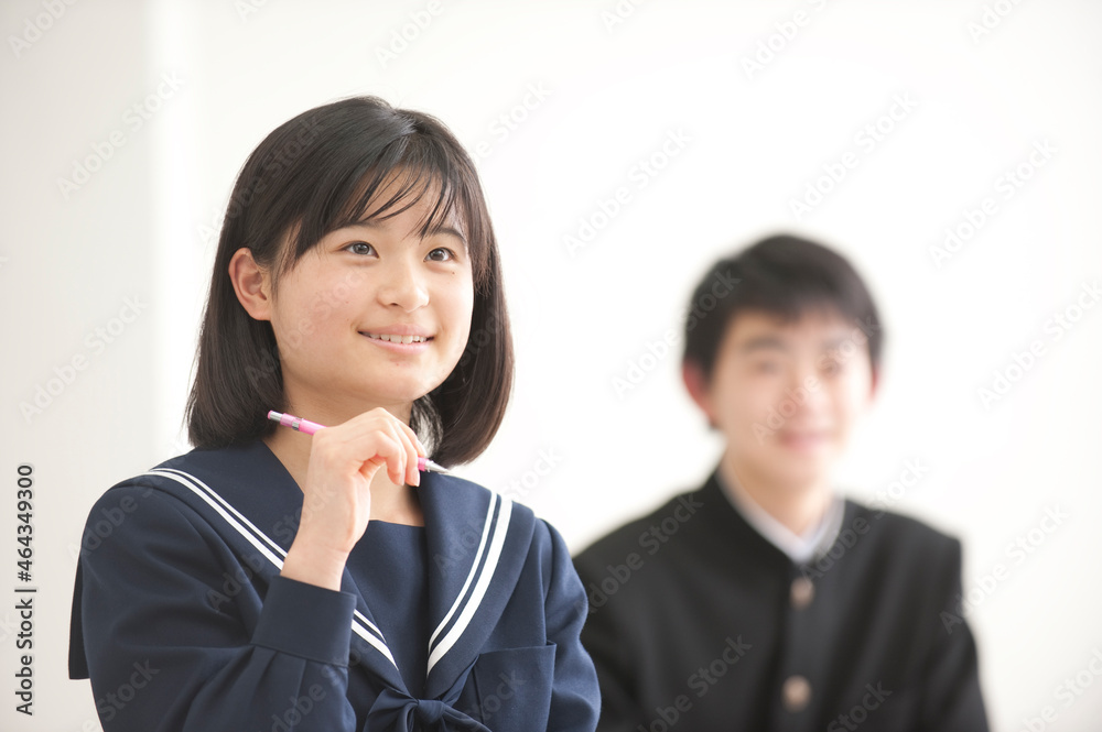 授業中の中学生男女