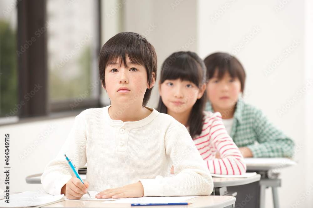 授業中の小学生男女三人