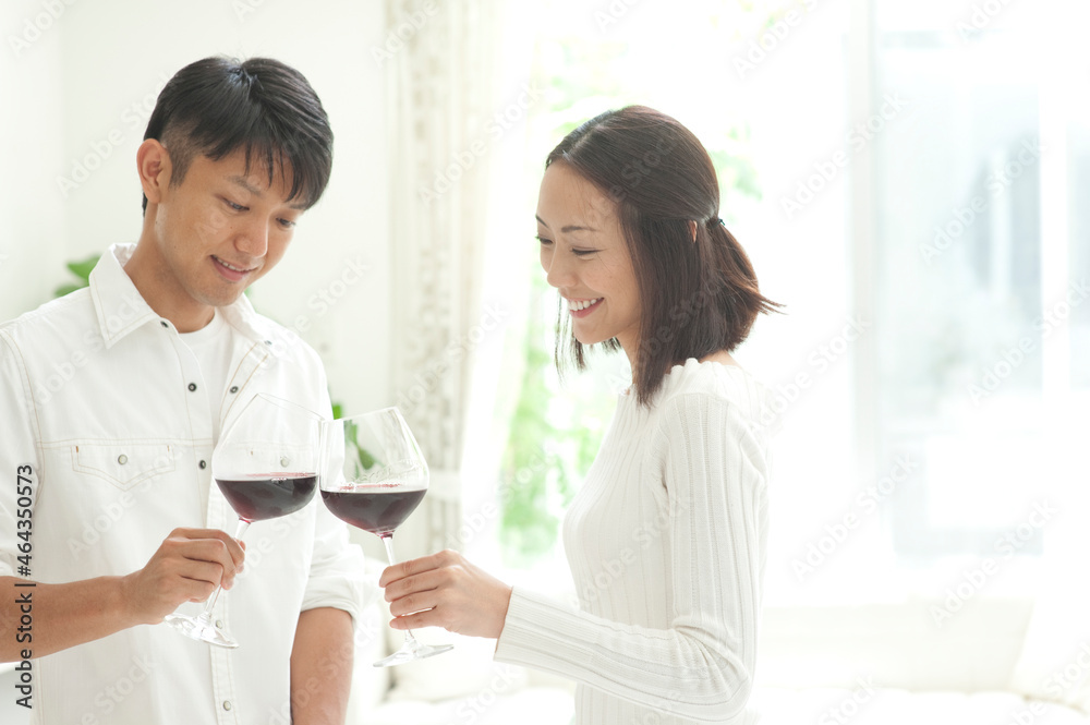 赤ワインで乾杯する20代カップル