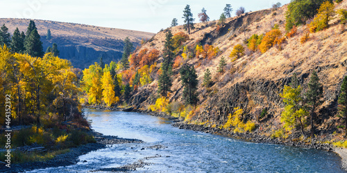 The Yakima River in Kitttias County Washington passes between arid hillsides Fototapet