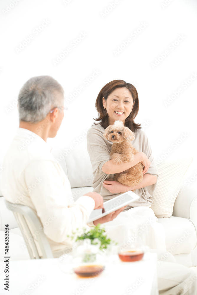 リビングルームの中高年夫婦と犬 リビングルームの中高年夫婦と犬