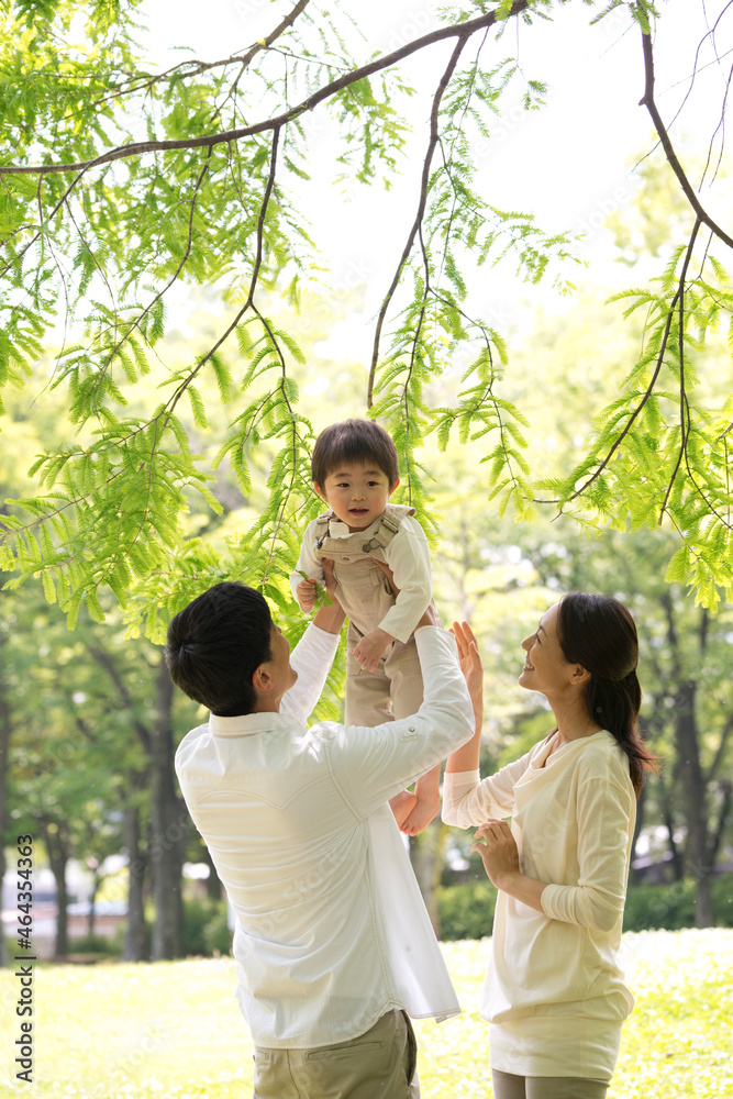 子供を抱き上げる父と母