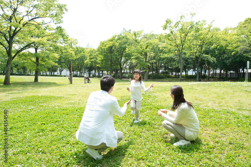 公園で遊ぶ三人家族 photo