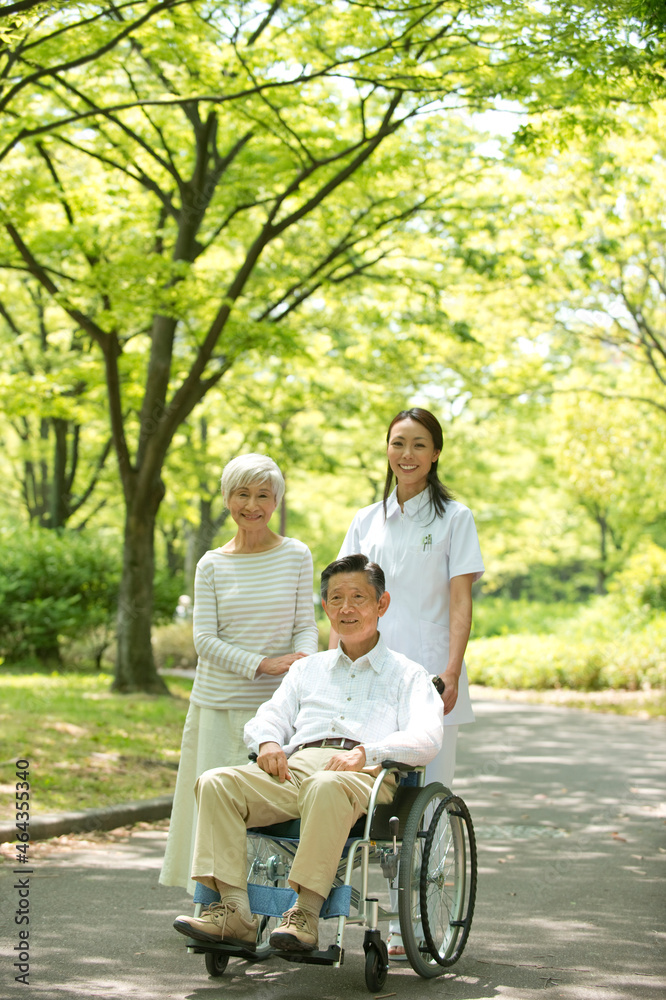 車椅子の老人夫婦と看護師 車椅子の老人夫婦と看護師