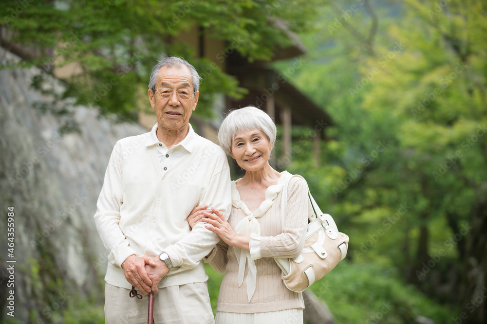 新緑とシニア夫婦 新緑とシニア夫婦