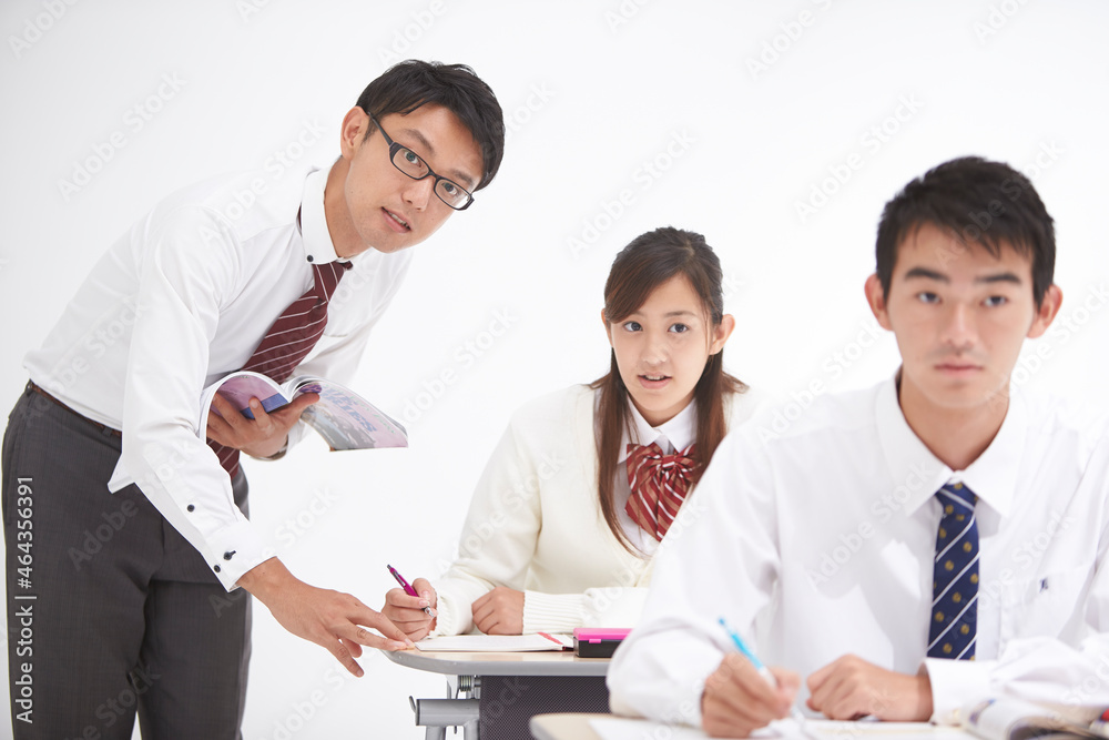 授業中の男性教師と高校生の男女生徒