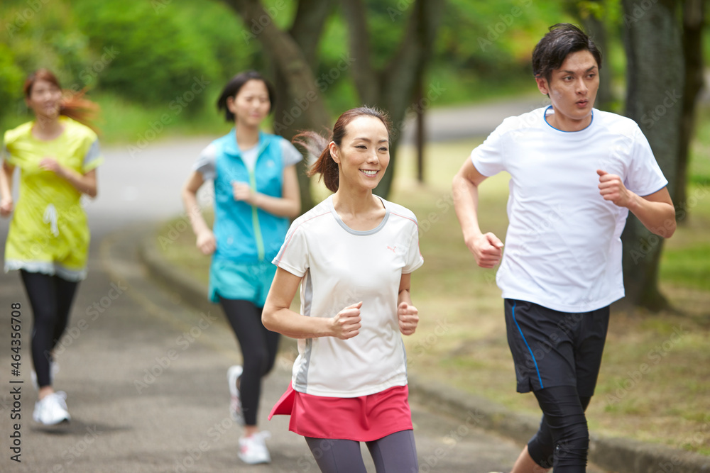 ランニングする若者男女 ランニングする若者男女