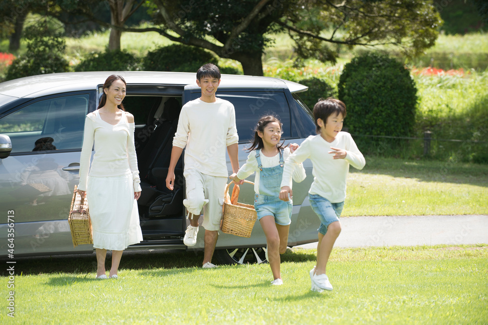 車で公園にピクニックに来た家族 Stock 写真 | Adobe Stock