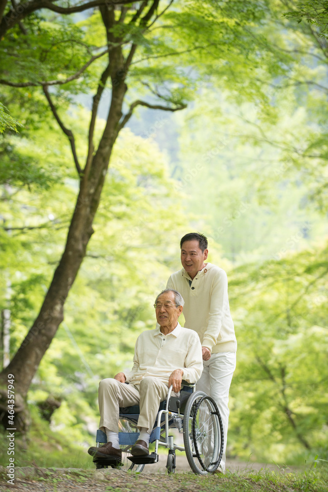 森林浴する車椅子の父と息子 森林浴する車椅子の父と息子