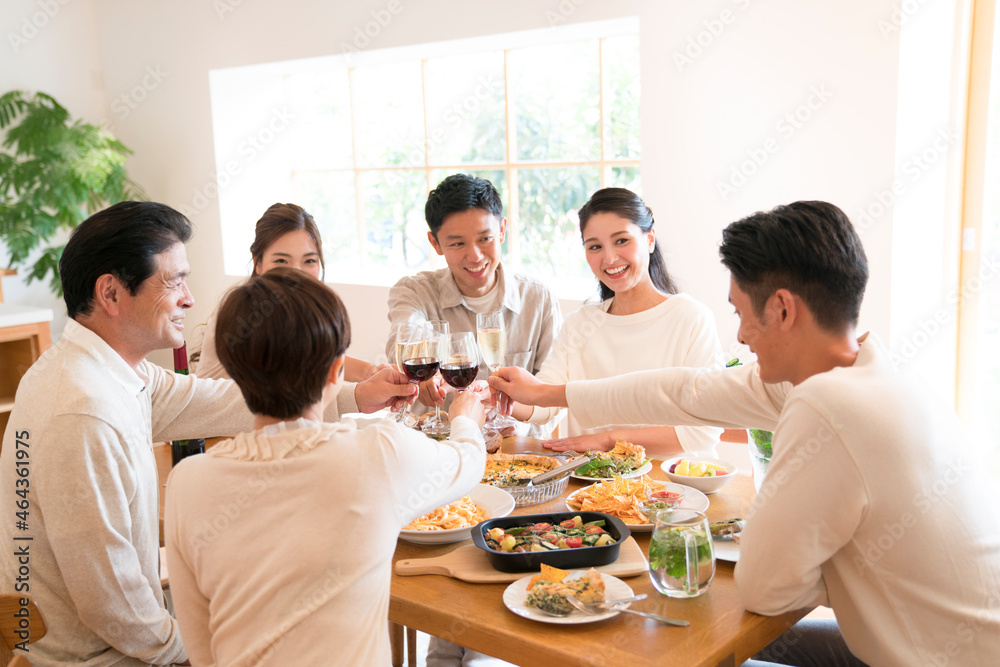 ワインとシャンパンで乾杯するホームパーティーの仲間 ワインとシャンパンで乾杯するホームパーティーの仲間