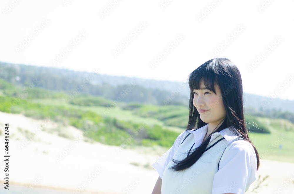 微笑んで遠くを見つめる制服姿の女の子 微笑んで遠くを見つめる制服姿の女の子