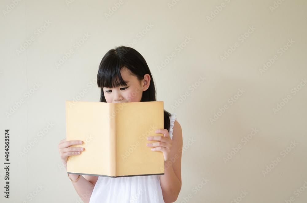 本を読んでいる女の子 本を読んでいる女の子