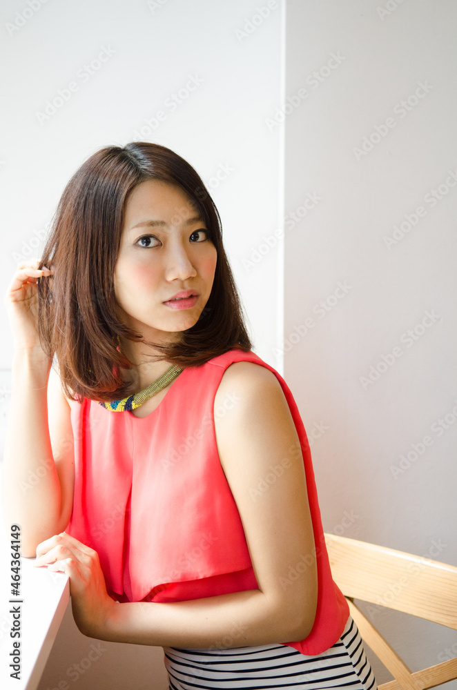 髪に手を当てている女性 髪に手を当てている女性