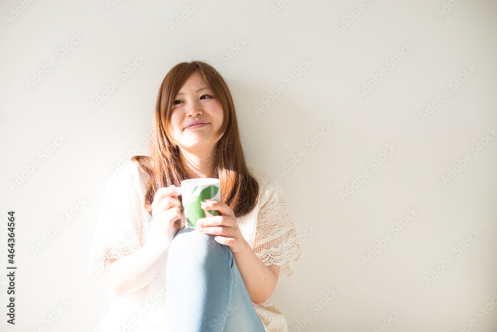 カップを持って微笑む女性 カップを持って微笑む女性