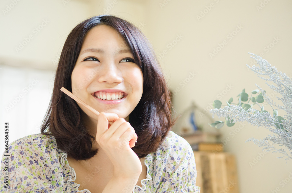 鉛筆を持って笑う女性 Stock 写真 | Adobe Stock