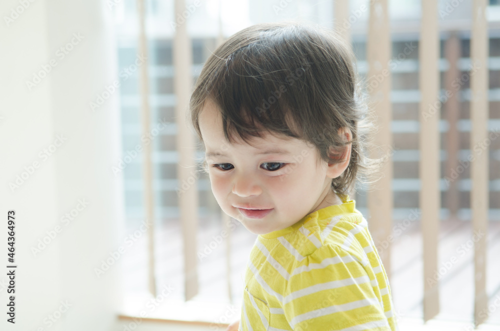 下を向いている子供 下を向いている子供