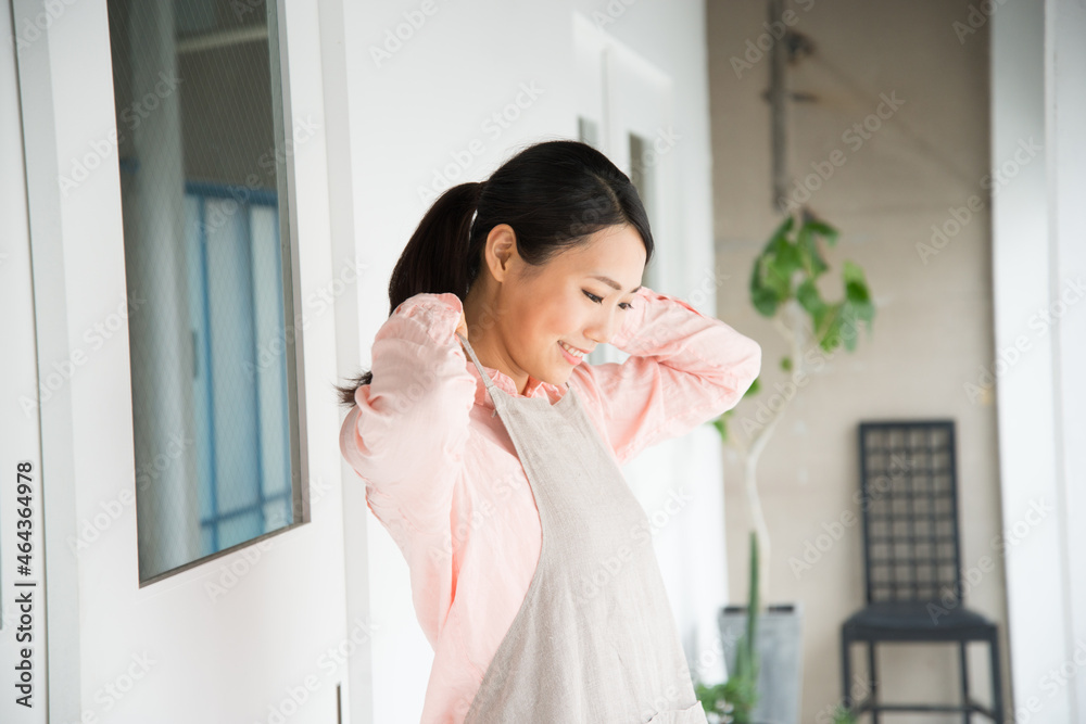 エプロンをつけている女性 エプロンをつけている女性