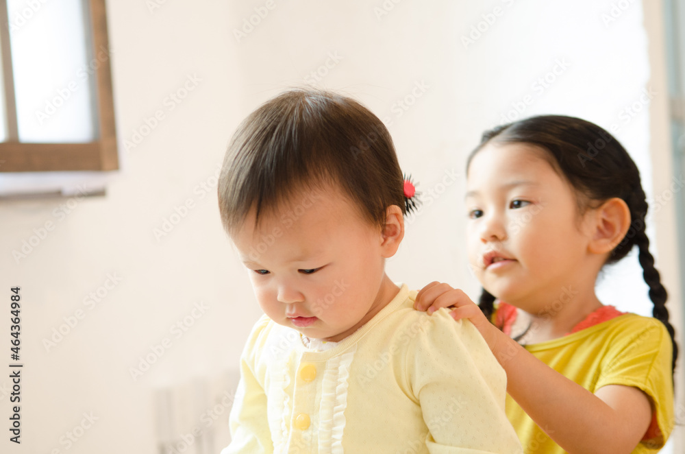 遊んでいる姉妹