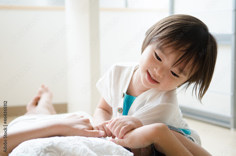 部屋で遊んでいる子供たち