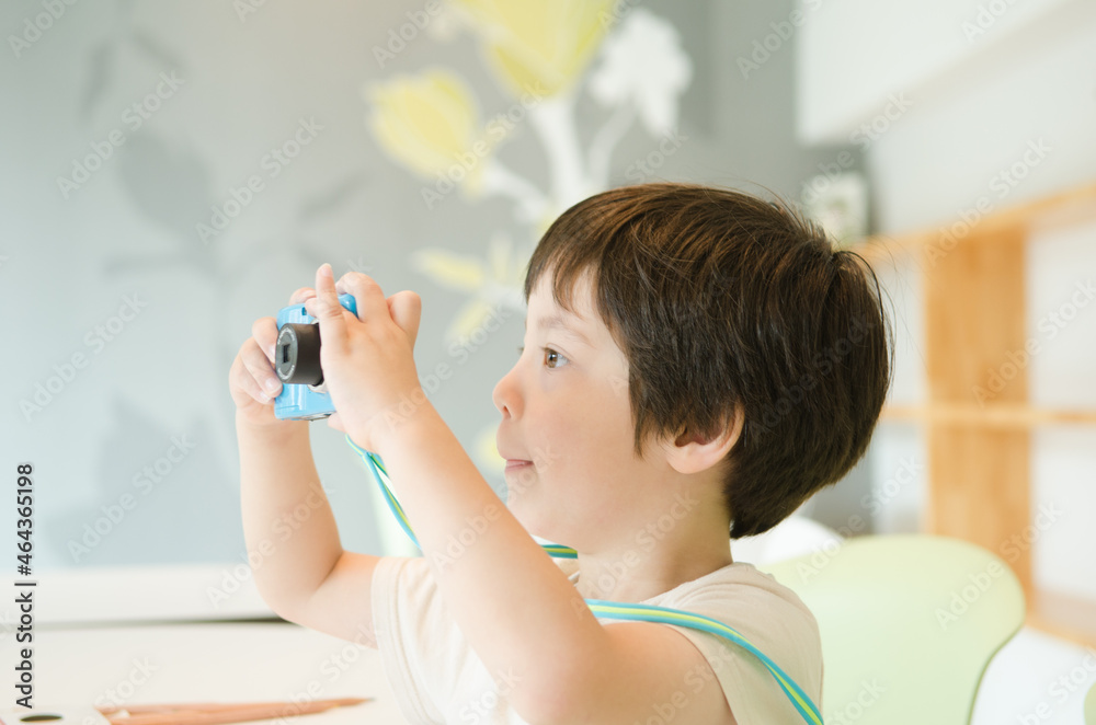写真を撮っている子供 写真を撮っている子供