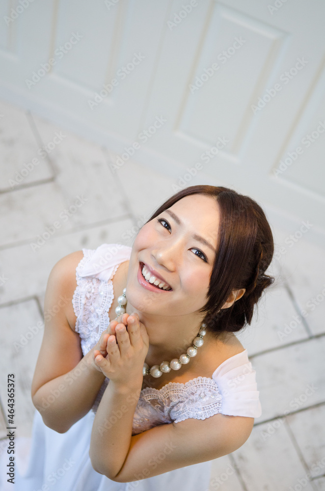 見上げるドレス姿の女性